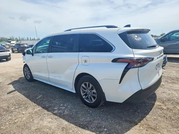 5TDYRKEC8RS218415 2024 TOYOTA SIENNA - Image 2