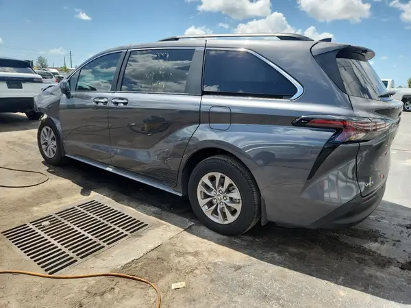5TDYRKEC8SS243210 2025 TOYOTA SIENNA - Image 2