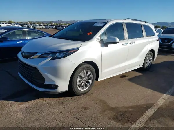 5TDYRKEC8SS267880 2025 TOYOTA SIENNA - Image 2