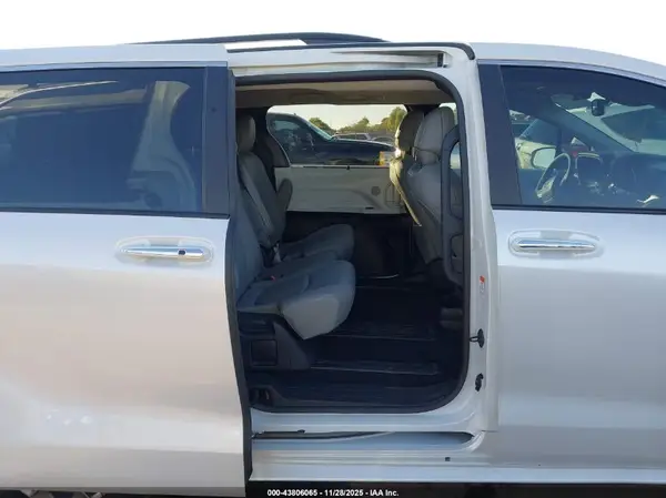 5TDYRKEC8SS267880 2025 TOYOTA SIENNA - Image 8