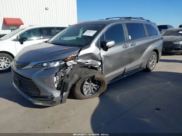5TDYRKEC8TS290304 2026 TOYOTA SIENNA - Image 2
