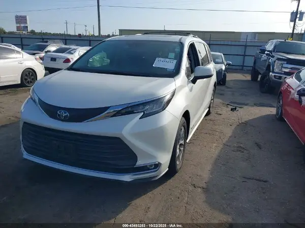 5TDYRKEC9MS004476 2021 TOYOTA SIENNA - Image 2