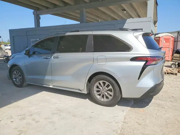 5TDYRKEC9MS028387 2021 TOYOTA SIENNA - Image 2