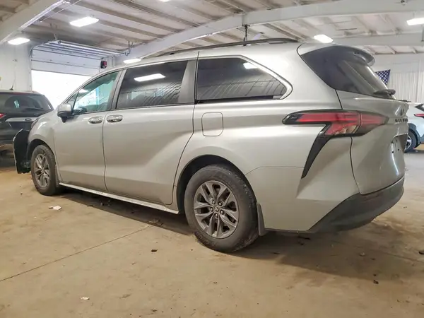 5TDYRKEC9NS083228 2022 TOYOTA SIENNA - Image 2