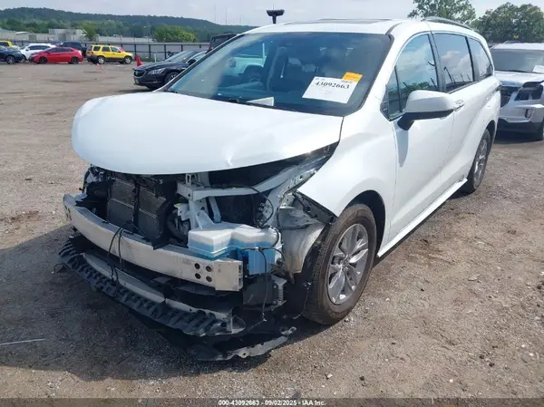 5TDYRKEC9NS090213 2022 TOYOTA SIENNA - Image 2