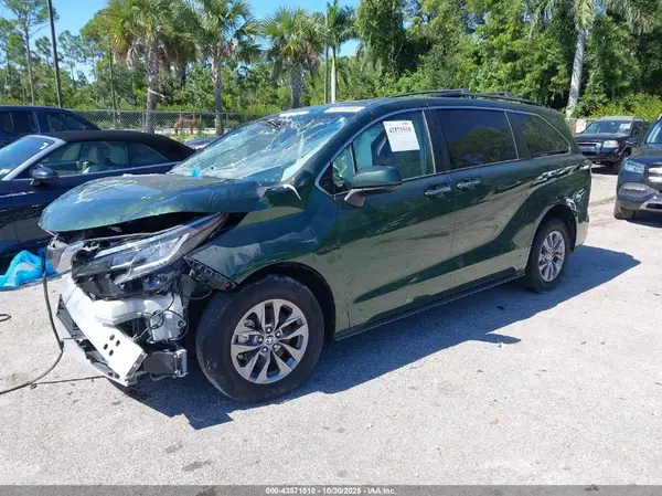 5TDYRKEC9PS139705 2023 TOYOTA SIENNA - Image 2