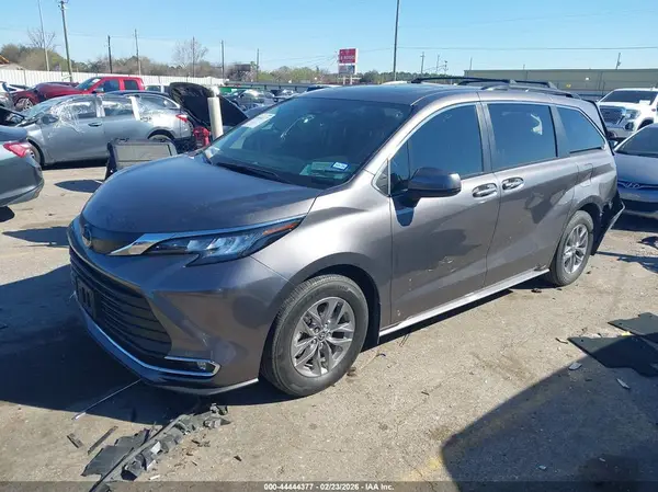5TDYRKEC9PS140885 2023 TOYOTA SIENNA - Image 2