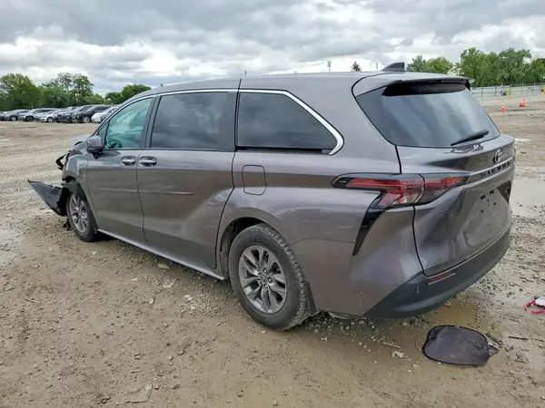 5TDYRKEC9PS151577 2023 TOYOTA SIENNA - Image 2