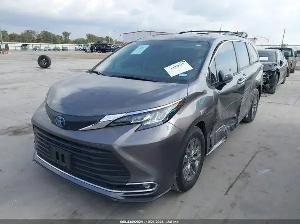 5TDYRKEC9PS153698 2023 TOYOTA SIENNA - Image 2