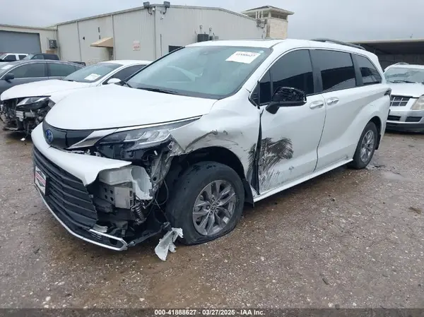 5TDYRKEC9PS155998 2023 TOYOTA SIENNA - Image 2