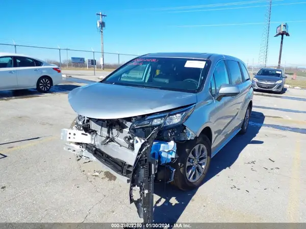 5TDYRKEC9PS157718 2023 TOYOTA SIENNA - Image 2