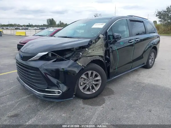 5TDYRKEC9PS162496 2023 TOYOTA SIENNA - Image 2
