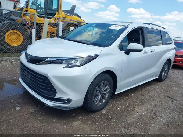 5TDYRKEC9PS163549 2023 TOYOTA SIENNA - Image 2
