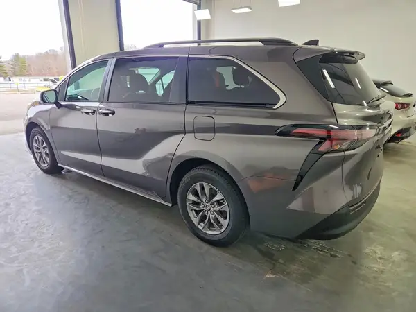 5TDYRKEC9PS171439 2023 TOYOTA SIENNA - Image 2