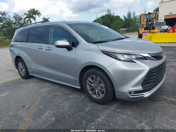 5TDYRKEC9PS171845 2023 TOYOTA SIENNA - Image 1