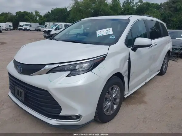 5TDYRKEC9RS182086 2024 TOYOTA SIENNA - Image 2