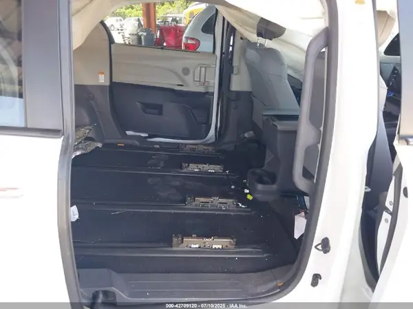 5TDYRKEC9RS191094 2024 TOYOTA SIENNA - Image 8