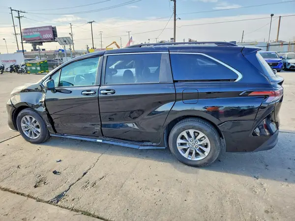 5TDYRKEC9RS215586 2024 TOYOTA SIENNA - Image 2