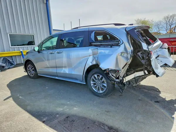 5TDYRKEC9SS233656 2025 TOYOTA SIENNA - Image 2