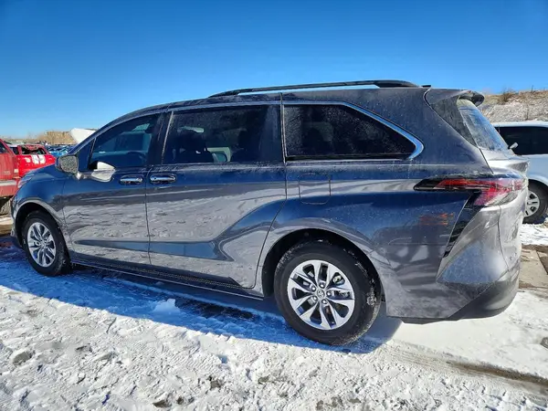 5TDYRKEC9SS233737 2025 TOYOTA SIENNA - Image 2