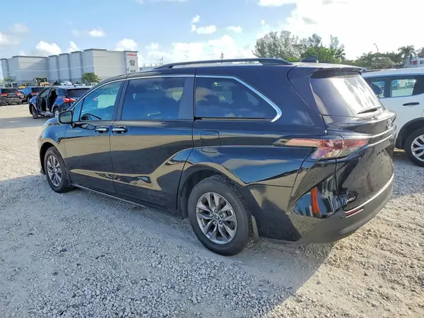 5TDYRKEC9SS236220 2025 TOYOTA SIENNA - Image 2