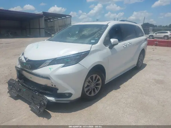 5TDYRKEC9SS245676 2025 TOYOTA SIENNA - Image 2