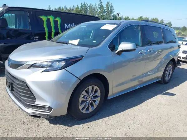5TDYRKEC9SS264812 2025 TOYOTA SIENNA - Image 2