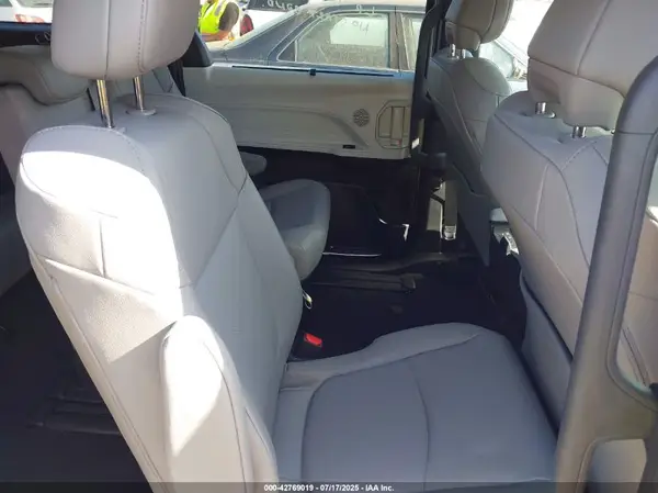 5TDYRKEC9SS264812 2025 TOYOTA SIENNA - Image 8