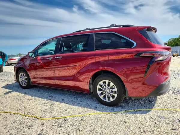5TDYRKEC9TS297925 2026 TOYOTA SIENNA - Image 2