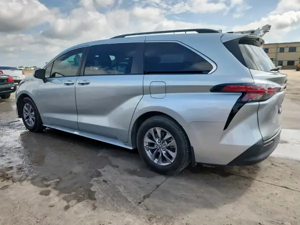 5TDYRKECXMS041066 2021 TOYOTA SIENNA - Image 2