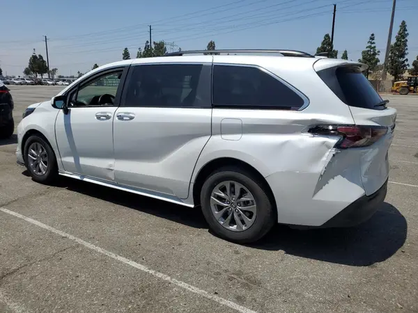 5TDYRKECXRS211594 2024 TOYOTA SIENNA - Image 2