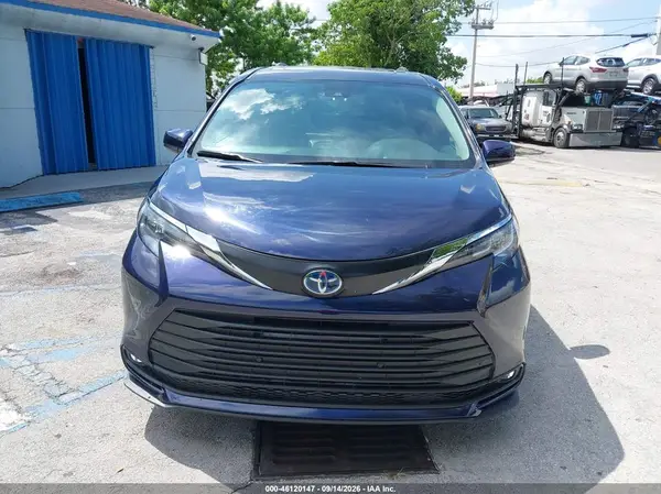 2025 TOYOTA SIENNA auction photo 6