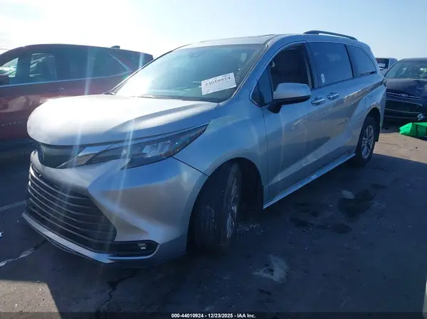 5TDYRKECXSS288813 2025 TOYOTA SIENNA - Image 2