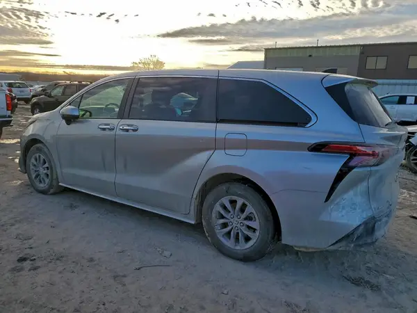 5TDYSKFC0NS072153 2022 TOYOTA SIENNA - Image 2