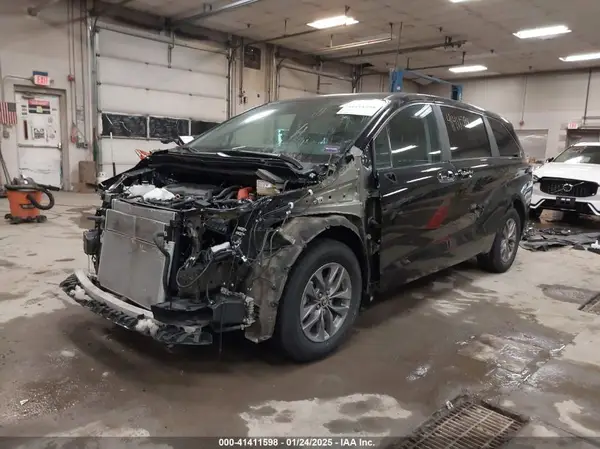5TDYSKFC0RS115377 2024 TOYOTA SIENNA - Image 2