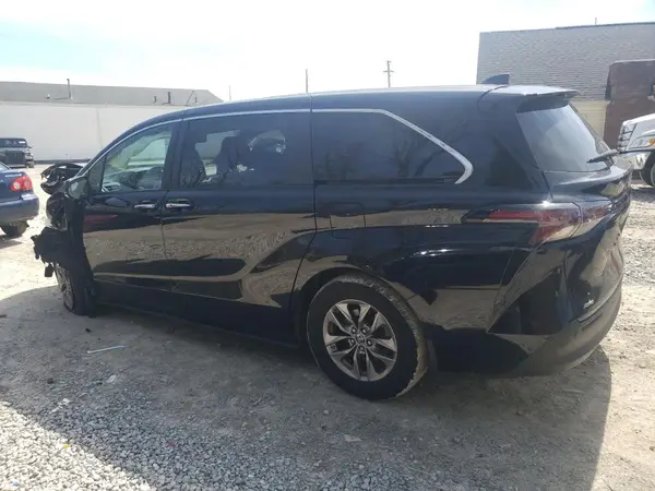 5TDYSKFC2PS083903 2023 TOYOTA SIENNA - Image 2