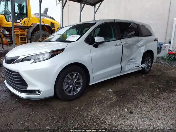 5TDYSKFC3PS083764 2023 TOYOTA SIENNA - Image 2
