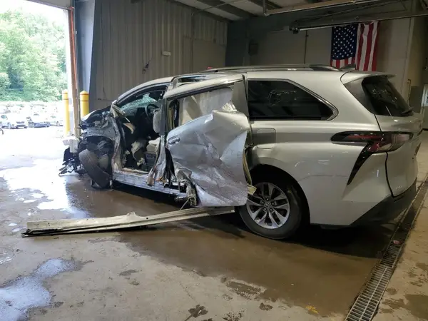 5TDYSKFC3RS118077 2024 TOYOTA SIENNA - Image 2