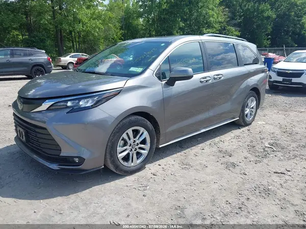 5TDYSKFC3TS244396 2026 TOYOTA SIENNA - Image 2