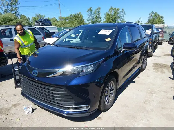 5TDYSKFC4RS143022 2024 TOYOTA SIENNA - Image 2