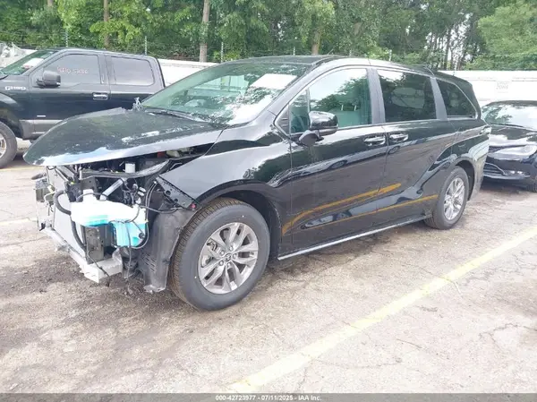 5TDYSKFC6SS171569 2025 TOYOTA SIENNA - Image 2