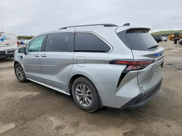 5TDYSKFC8PS103670 2023 TOYOTA SIENNA - Image 2