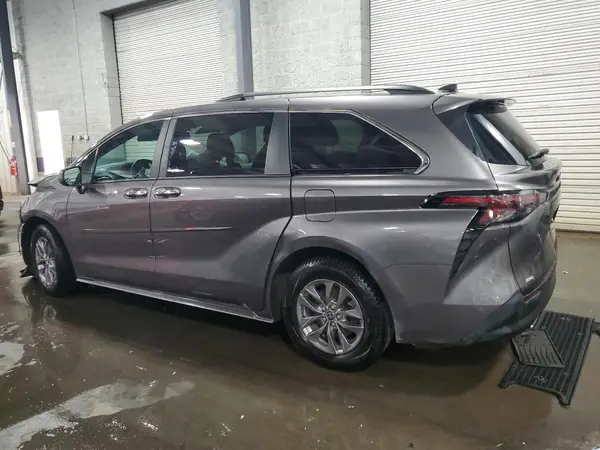 5TDYSKFC8RS108855 2024 TOYOTA SIENNA - Image 2