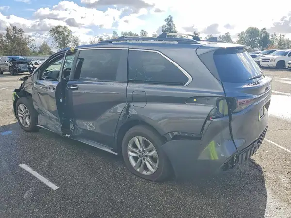 5TDYSKFC9SS169136 2025 TOYOTA SIENNA - Image 2