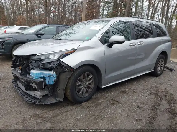 5TDYSKFC9SS186566 2025 TOYOTA SIENNA - Image 2