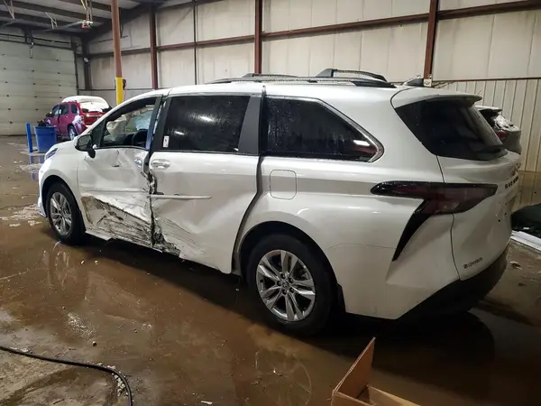 5TDYSKFCXTS227109 2026 TOYOTA SIENNA - Image 2