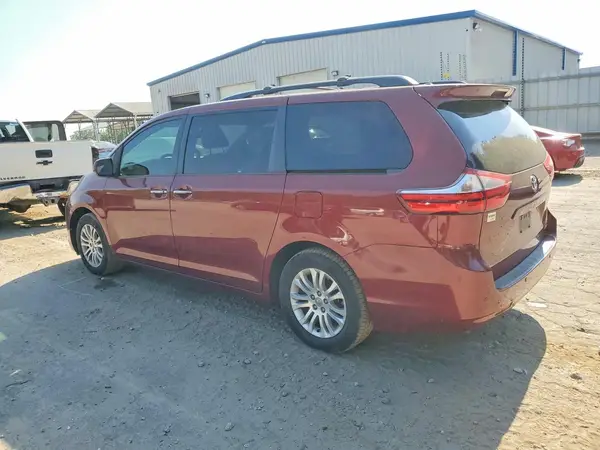5TDYZ3DC0HS768729 2017 TOYOTA SIENNA - Image 2