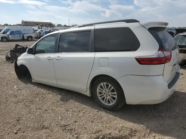 5TDYZ3DC0HS769685 2017 TOYOTA SIENNA - Image 2