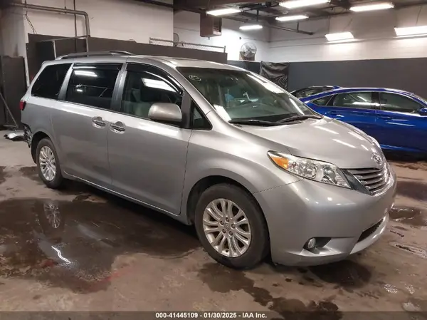 5TDYZ3DC0HS769718 2017 TOYOTA SIENNA - Image 1