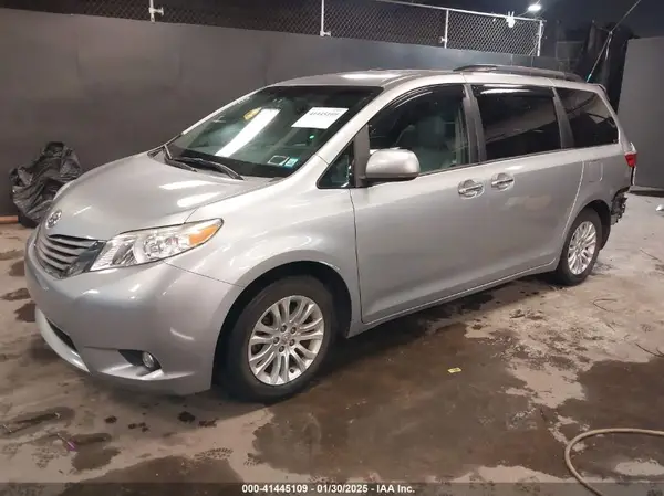 5TDYZ3DC0HS769718 2017 TOYOTA SIENNA - Image 2